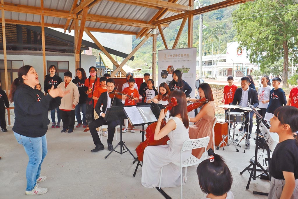 alt 台北愛樂下鄉表演到尖石，還與在地師生們一同演出泰雅歡樂歌。（邱立雅攝）